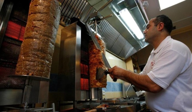 Popularność szybkiego jedzenia na mieście można dostrzec szczególnie w ilości otwieranych różnego rodzaju barów czy restauracji tj. jak pizzerie czy popularne „kebabownie”. Poniżej prezentujemy subiektywny ranking najlepszych kebabów w Toruniu. Jaki jest wasz typ? 

CZYTAJ DALEJ NA KOLEJNYCH STRONACH >>>>>

Zobacz także: TOP 10 Najlepsze restauracje w Toruniu według TripAdvisor. Gdzie jest najlepsze jedzenie? [RANKING, ZDJĘCIA, OCENY]

 NowosciTorun 