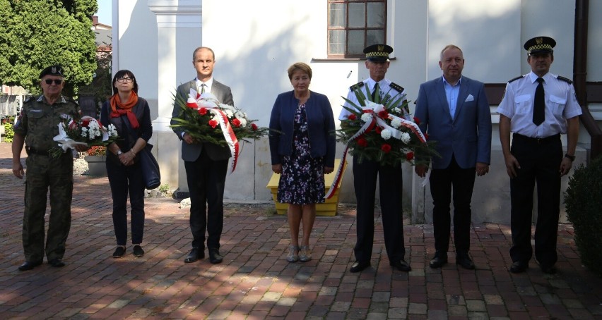 Ostrowieccy samorządowcy złożyli kwiaty przy pomniku...