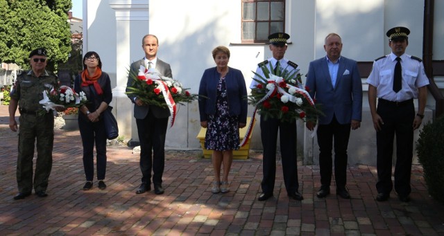 Ostrowieccy samorządowcy złożyli kwiaty przy pomniku żołnierzy Armii Krajowej, znajdującym się przy kolegiacie świętego Michała Archanioła.