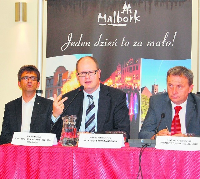 Prezydent Adamowicz (w środku) zaprosił Malbork do GOM.