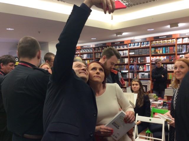 Zdjęcie i autograf Roberta Biedronia - po to w katowickim Empiku ustawiały się długie kolejki