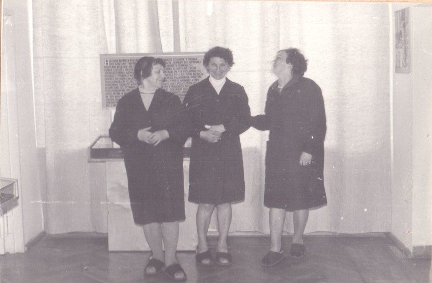1974 rok - pracownice Muzeum Regionalnego w Radomsku w czasie wystawy