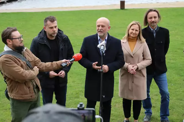 Starosta szczecinecki Krzysztof Lis (w środku) podsumowuje kampanię wyborczą