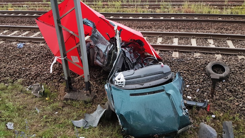 Śmiertelny wypadek na przejeździe kolejowym w Łodzi. Nie żyje mężczyzna [FOTO,FILM]