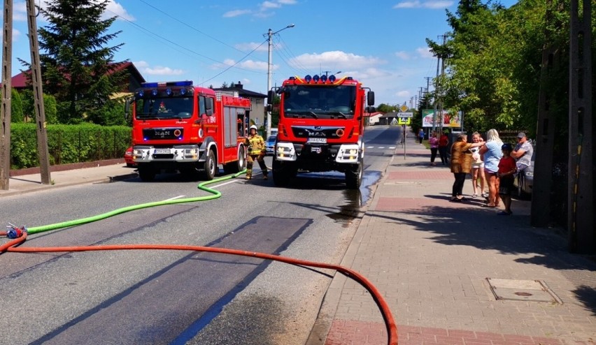 Strażacy z OSP Kamieńsk gasili pożar samochodu przy ul. Słowackiego
