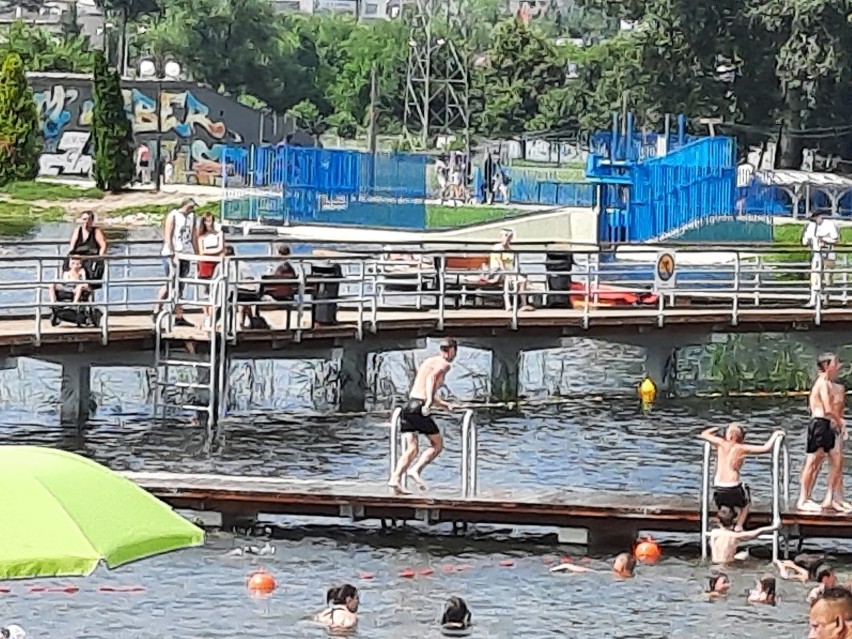 Plac budowy nad zalewem, gruz i niedokończony chodnik i...