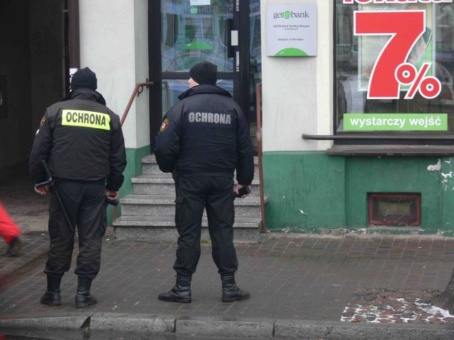 Napady na bank to nie rzadkość. Prawie 2 lata temu obrabowali jedną z placówek w sieradzkim Rynku&#8233;