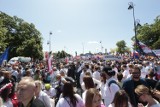 Marsz 4 czerwca w Warszawie. Tłum przechodzi stołecznymi ulicami. Są utrudnienia w ruchu i zmiany w komunikacji miejskiej