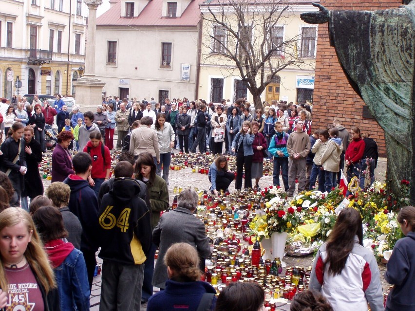 Tak w 2005 roku tarnowianie żegnali zmarłego Jana Pawła II. Przed papieskim pomnikiem przy katedrze płonęły tysiące zniczy