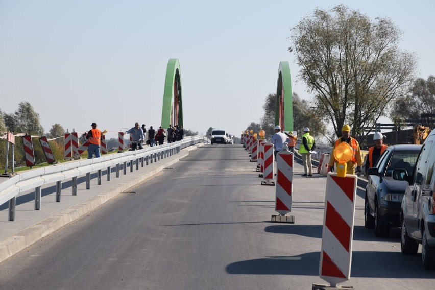 Warta: most na rzece Warcie otwarty dla ruchu pojazdów. Kończy się budowa za ponad 30 mln zł (zdjęcia)