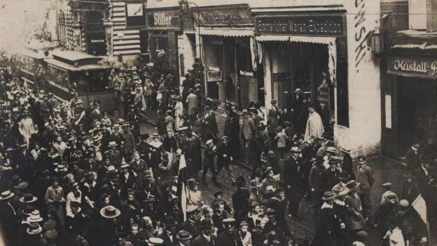 A to zdjęcie z okresu I wojny światowej i demonstracji na...