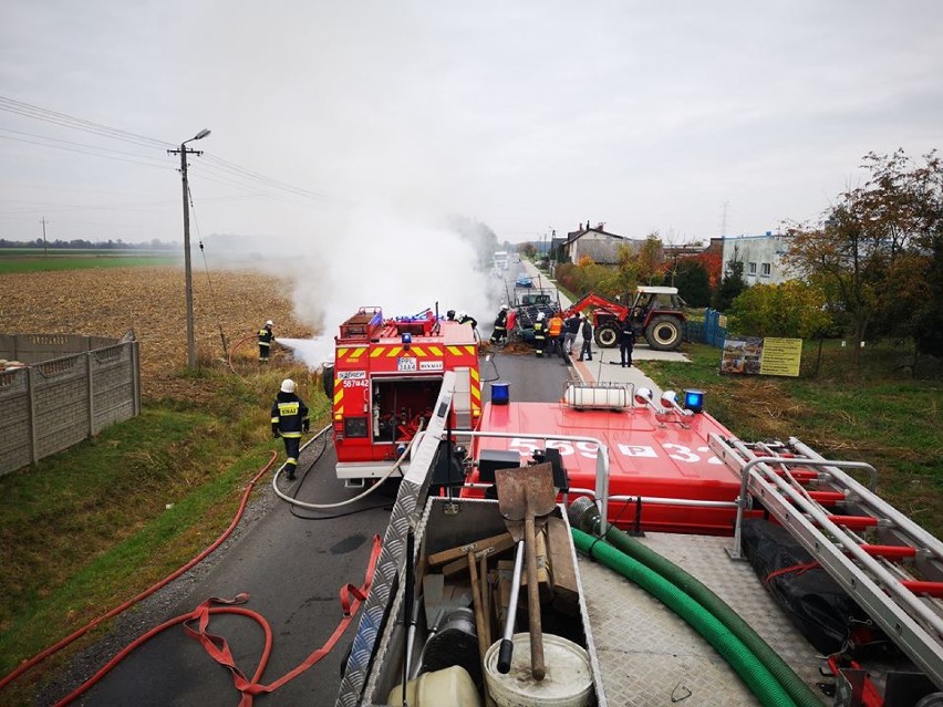 Groźny pożar. Spłonęła przyczepa przewożąca baloty słomy