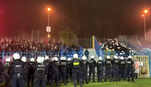 26.11.2021 r. Interwencja policji w przewie meczu II ligi Ruch Chorzów - Motor Lublin.