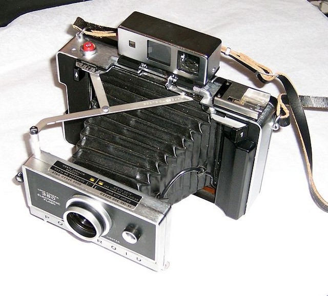 Źródło: http://commons.wikimedia.org/wiki/File:Polaroid_Land_Camera_360.jpg