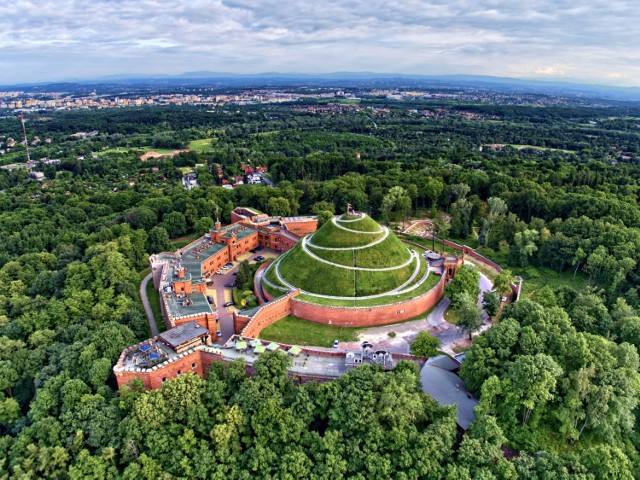 Widok na odnowiony Kopiec Kościuszki, który stanowi obecnie część nowoczesnego Muzeum Kościuszki w Krakowie