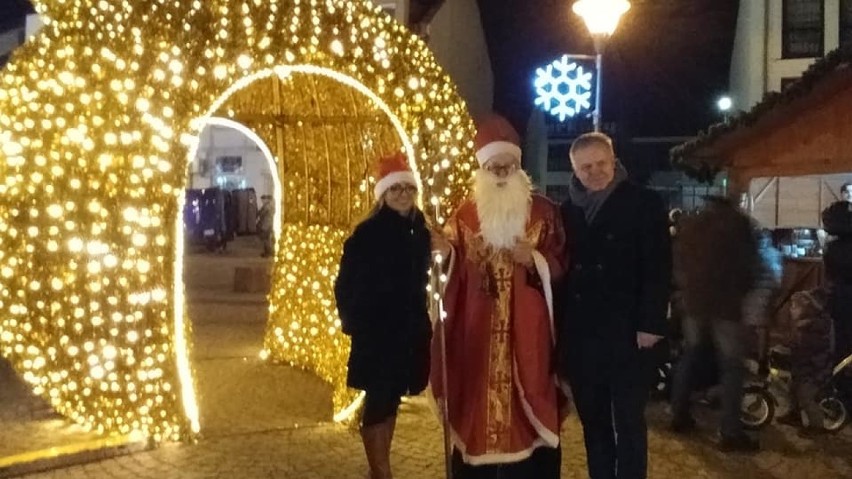 Bombka na Rynku w Kłobucku. Lodowisko już działa FOTO