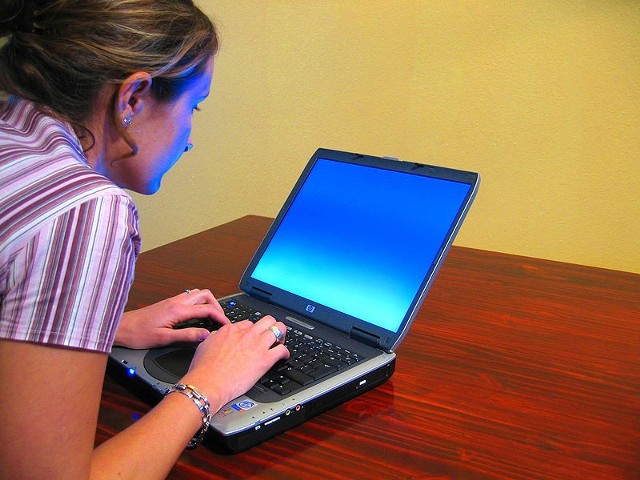 Źródło: http://commons.wikimedia.org/wiki/File:Woman-typing-on-laptop.jpg