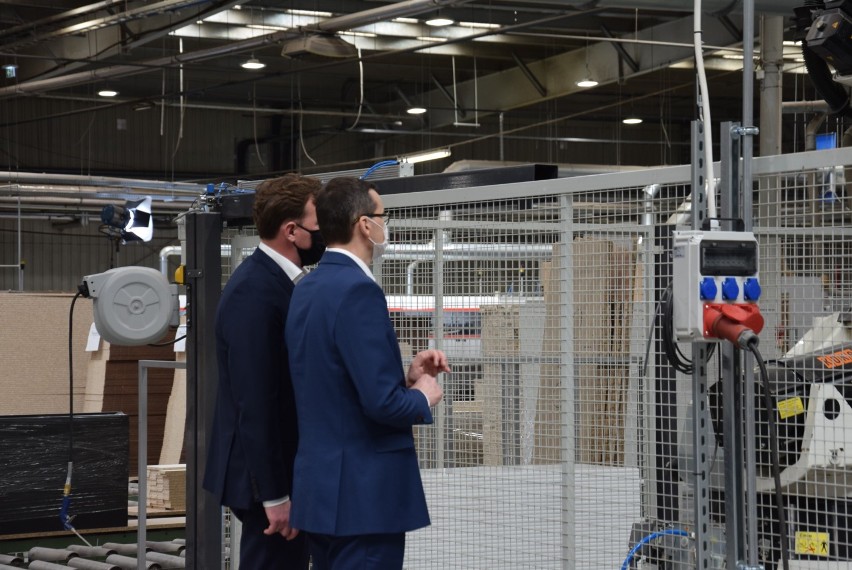 Premier Mateusz Morawiecki z wizytą w fabryce firmy Meble Wójcik w Elblągu