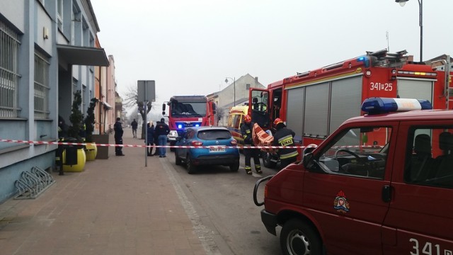 W piątek przed południem miało miejsce zatrucie tlenkiem węgla w Koźminku. Do zdarzenia doszło w kamienicy sąsiadującej z miejscowym urzędem gminy. Dwie osoby trafiły do szpitala w Kaliszu.

Zobacz więcej:Zatrucie tlenkiem węgla w Koźminku. Ewakuowano urząd gminy [FOTO]