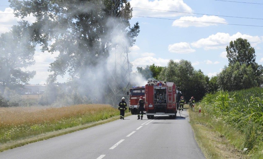 Pożar balotów słomy na przyczepie ciągnika, który jechał w stronę Bruszczewa