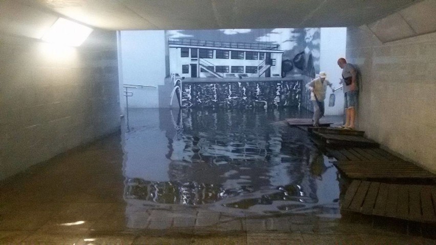 Burza Jaworzno: prowizoryczna kładka z palet w zalanym przejściu podziemnym na Osiedlu Stałym