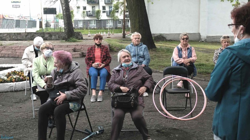 Stargardzcy seniorzy ze związku emerytów kręcili hula-hoop i rzucali beretem w dal. W nagrodę były parasole. Fotoreportaż Jana Balewskiego