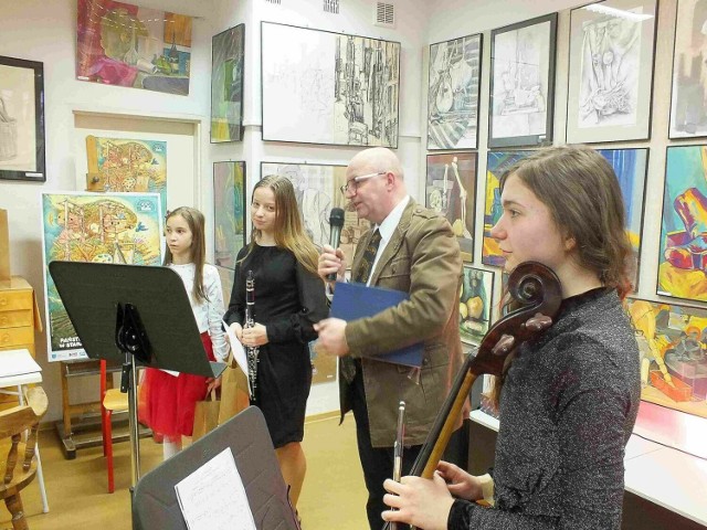Sylwester Kiełek, dyrektor Państwowego Ogniska Plastycznego w Starachowicach, otworzył spotkanie w towarzystwie uczennic szkoły muzycznej. Więcej na kolejnych zdjęciach