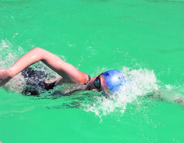 Barbara Karp płynie po tytuł mistrzyni Radzionkowa w pływaniu stylem dowolnym.