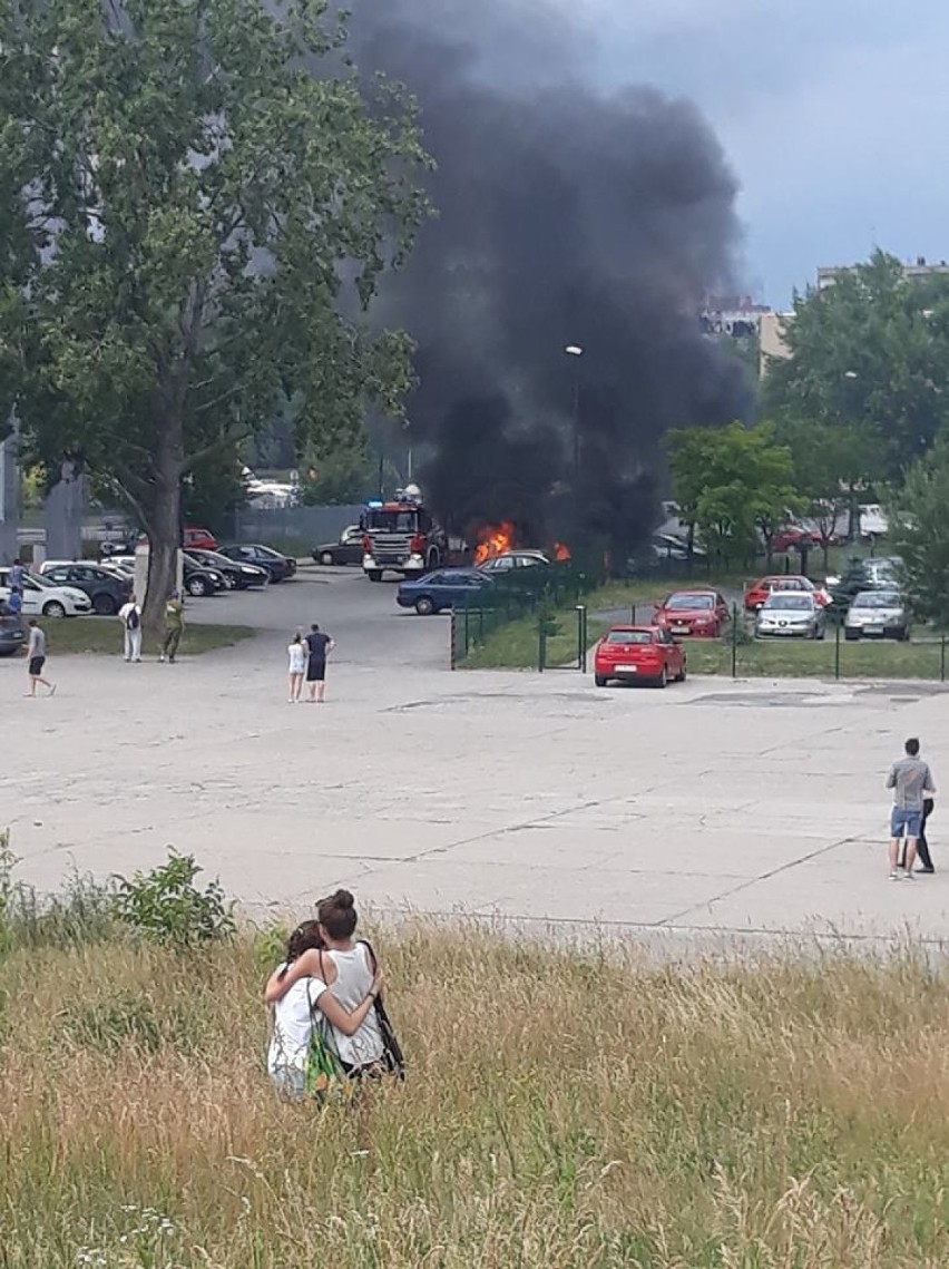 Pożar samochodu między osiedlami II Pułku Lotniczego i Dywizjonu 303 w Nowej Hucie