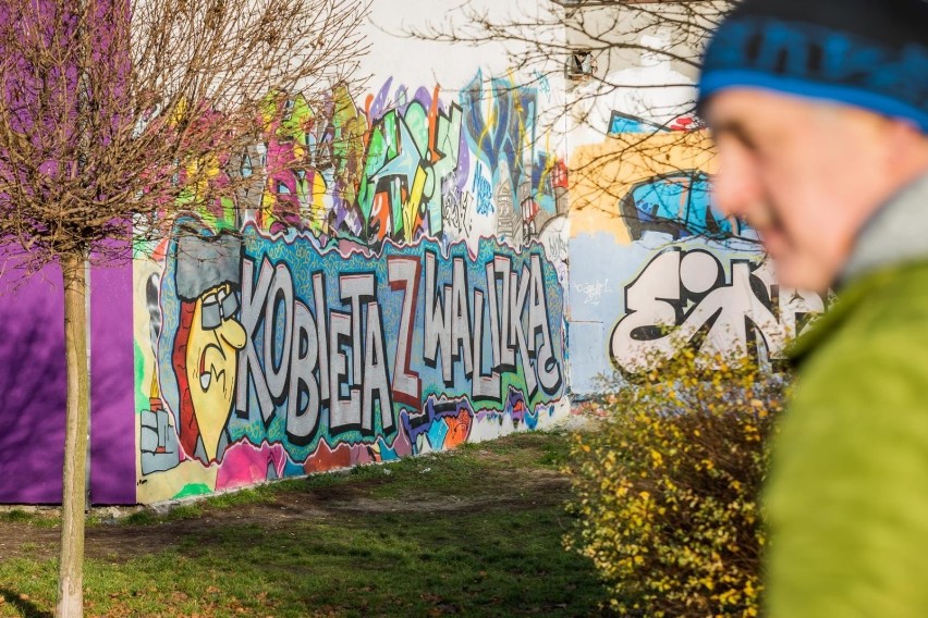 W Bydgoszczy powstał nawet mural "Kobieta z walizką".