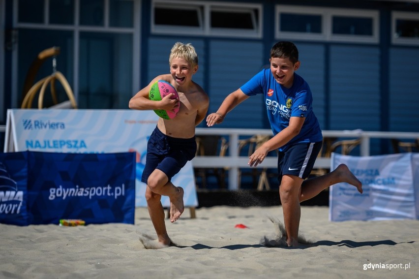 "Aktywne lato" w Gdyni. Kończą się wakacyjne turnieje rugby (27.08.2020). Zabawa z jajowatą piłką trwała przez dwa miesiące 