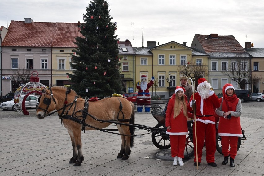 Na Starym Rynku w Grodzisku Wielkopolskim zaparkowały sanie św. Mikołaja