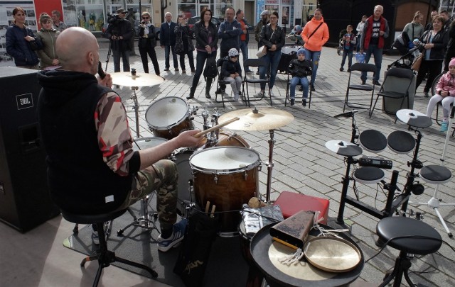 W ramach Festiwalu "RytMajIno" Bibliotek Miejska im. Jana Kasprowicza w Inowrocławiu zaprosiła mieszkańców, tych najmłodszych i tych ciut starszych do udziału w warsztatach perkusyjnych. Na Rynku w Inowrocławiu poprowadził je Maciej Głuchowski, muzyk i edukator ze szkoły Beat It Drum School. Wszyscy świetnie się bawili. Jak było? Przejrzyjcie zdjęcia.