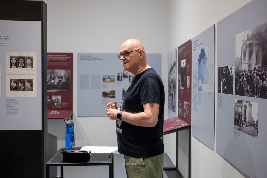 Wykład Janusza Kozioła na temat judaizmu w otoczeniu wstrząsającej wystawy w Biurze Wystawa Artystycznych
