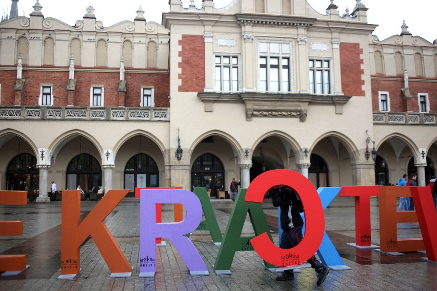 Kolorowy napis na Rynku stanął, aby wyrazić radość Krakowa z...