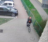 Bielsk Podlaski. Policjanci poszukują uczestnika zdarzenia drogowego. Rowerzysta wjechał w samochód i uciekł, poznajesz go?