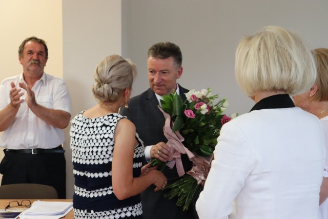 Wójt gminy Kolno po głosowaniu otrzymał gratulacje i kwiaty.