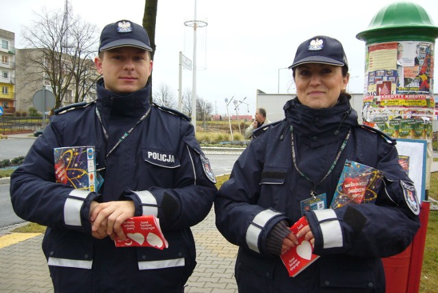 Daria Solińska i Maciej Tański z polkowickiej policji też zbierali pieniądze do puszek.