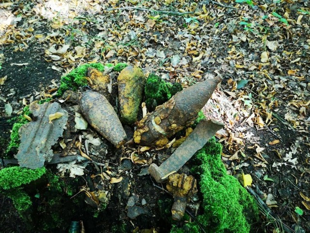Powiat lubański
Niewybuchy znalezione w lesie na pniu ściętego drzewa- dwa granaty moździerzowe i pocisk artyleryjski przeciwpancerny kumulacyjny.

UWAGA - nie wszystko co znajdziesz jest bezpieczne - ZGŁOŚ znaleziony niewybuch możesz uratować komuś życie!!!