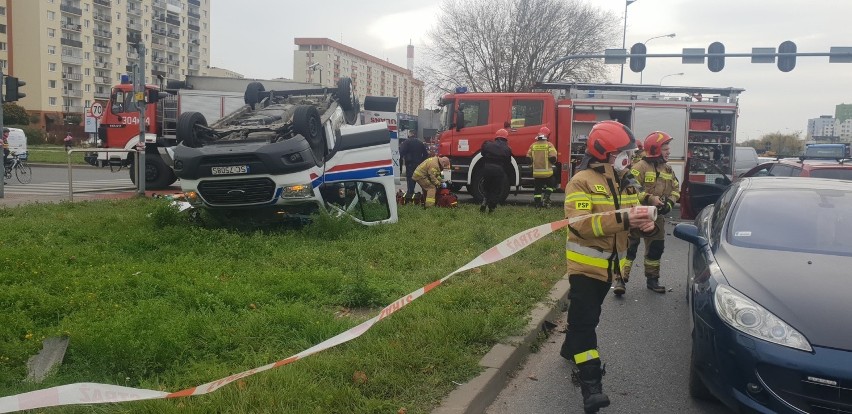 Dramatyczny wypadek na rondzie Inwalidów na Widzewie. Karetka pogotowia na dachu ZDJĘCIA