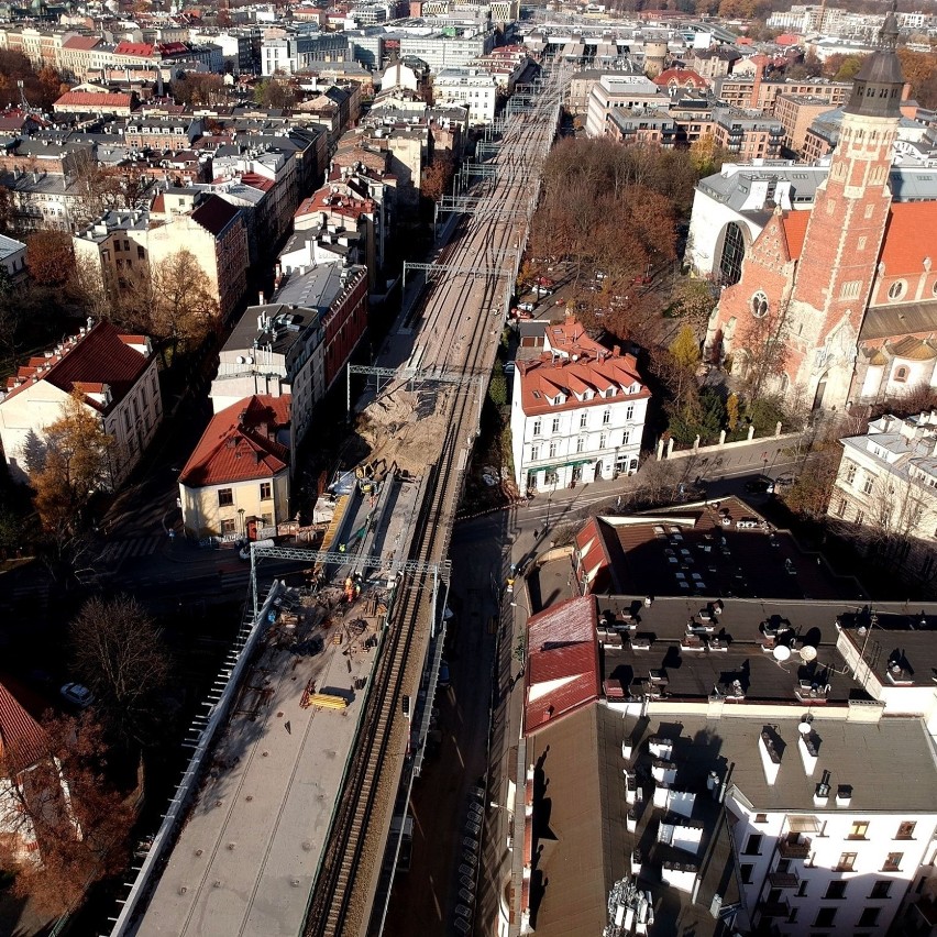 Kraków. Rosną estakady kolejowe w centrum miasta. Są już trzy przęsła nowego wiaduktu przy ul. Kopernika [ZDJĘCIA] 21.11.