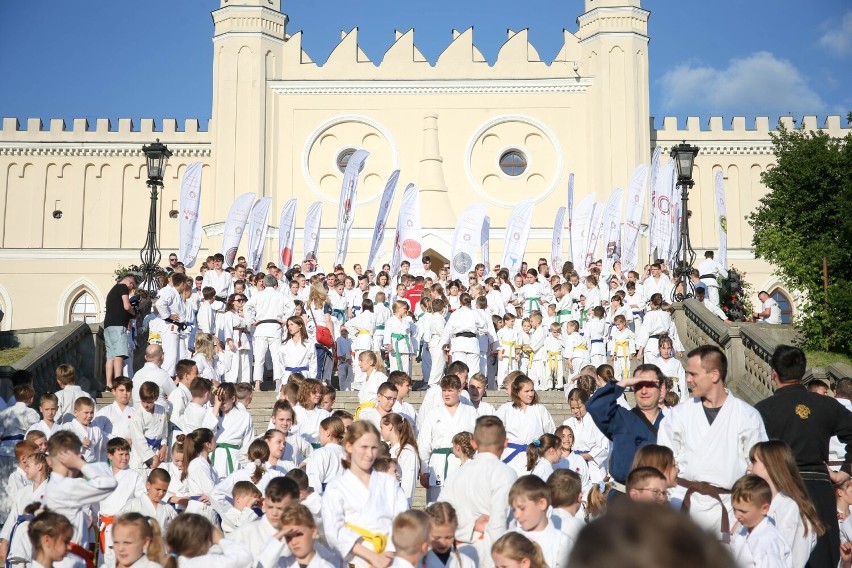 Karatecy z całej Polski trenowali na placu Litewskim w Lublinie, a potem walczyli w hali Globus o medale mistrzostw kraju (ZDJĘCIA)
