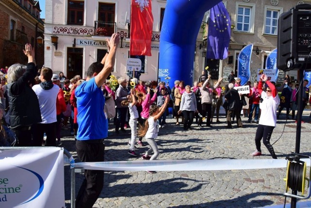 W spacerze uczestniczyło ponad 100 osób. Byli to głównie młodzi ludzie.