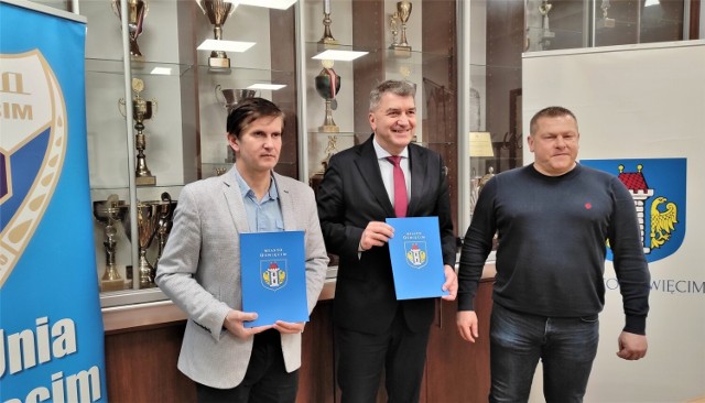 Prezydent Oświęcimia Janusz Chwierut (w środku), po podpisaniu umowy na promocję miasta poprzez hokej, z Pawłem Kramem, prezesem spółki Oświęcimski Sport (z lewej) i Mariuszem Sibikiem, prezesem TH Unia Oświęcim (z prawej)