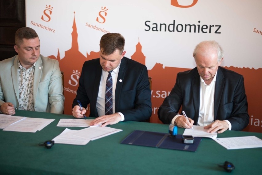 W Sandomierzu podpisano umowę na modernizację miejskiego oświetlenia ulicznego na energooszczędne. Będzie jaśniej i taniej