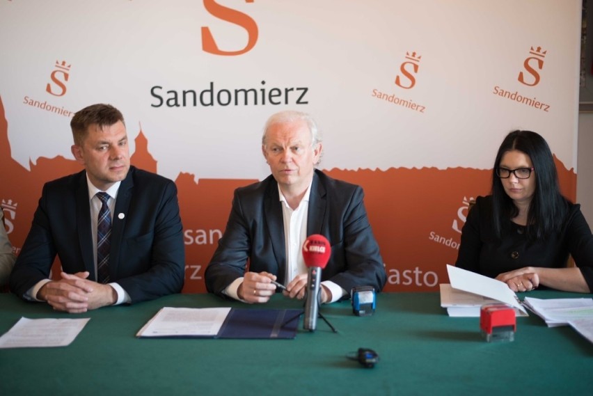 W Sandomierzu podpisano umowę na modernizację miejskiego oświetlenia ulicznego na energooszczędne. Będzie jaśniej i taniej