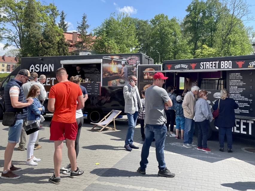 Atmosfera pikniku na zlocie food trucków w Krośnie. Mieszkańców skusiły oryginalne smaki [ZDJĘCIA]