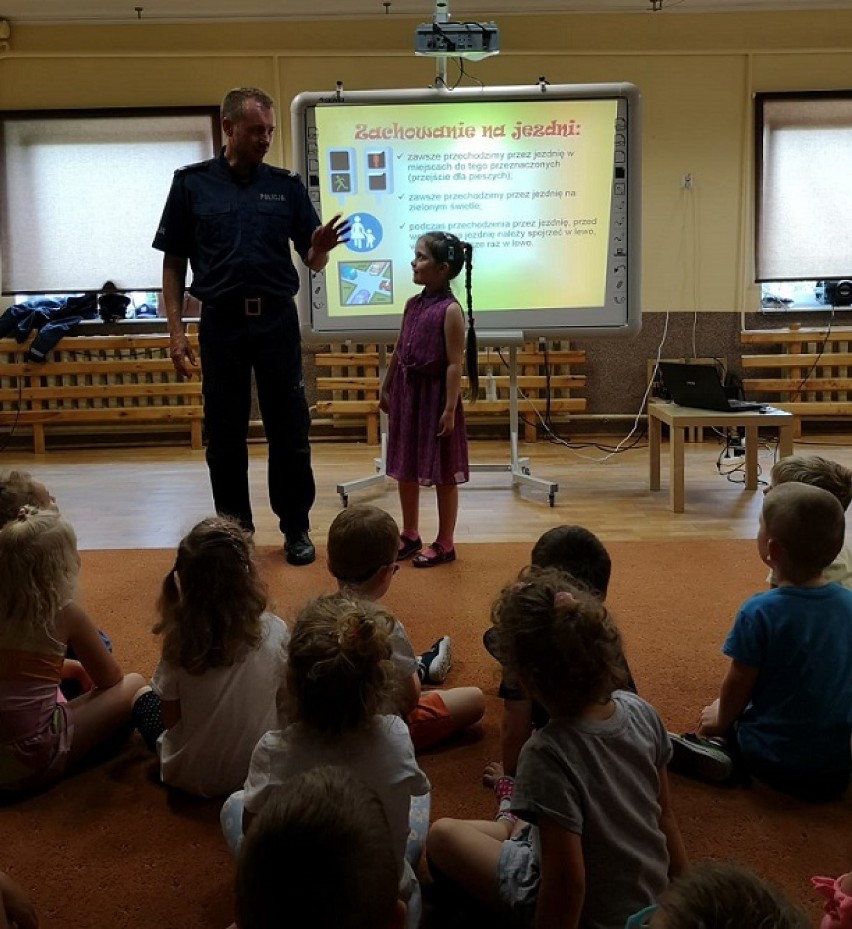 Pruszcz Gdański/Trąbki Wielkie: Policjanci na spotkaniu z przedszkolakami rozmawiali o bezpiecznych wakacjach [ZDJĘCIA]