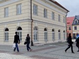 Okna w ratuszu miejskim w Łęczycy niebezpieczne dla przechodniów