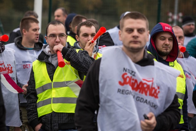 Pikieta przed siedzibą DCT w Gdańsku. Pikietujący głośno protestowali używając do tego trąbek i gwizdków [20.10.2017]